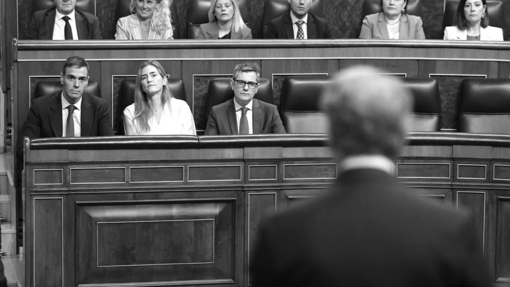 El líder del PP, Alberto Núñez Feijóo, replica al presidente del Gobierno, Pedro Sánchez, este miércoles durante el pleno del Congreso tras la imputación del expresidente José Luis Rodríguez Zapatero en la causa de Plus Ultra.