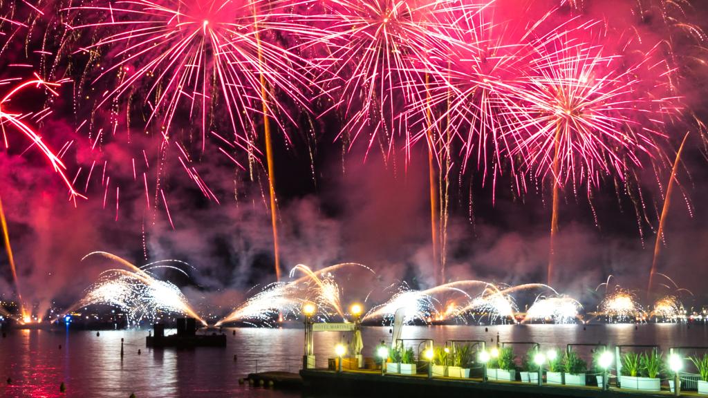 Fuegos artificiales frente al embarcadero.