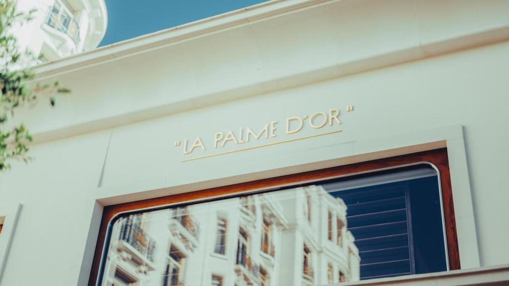 Entrada del restaurante La Palme d'Or.