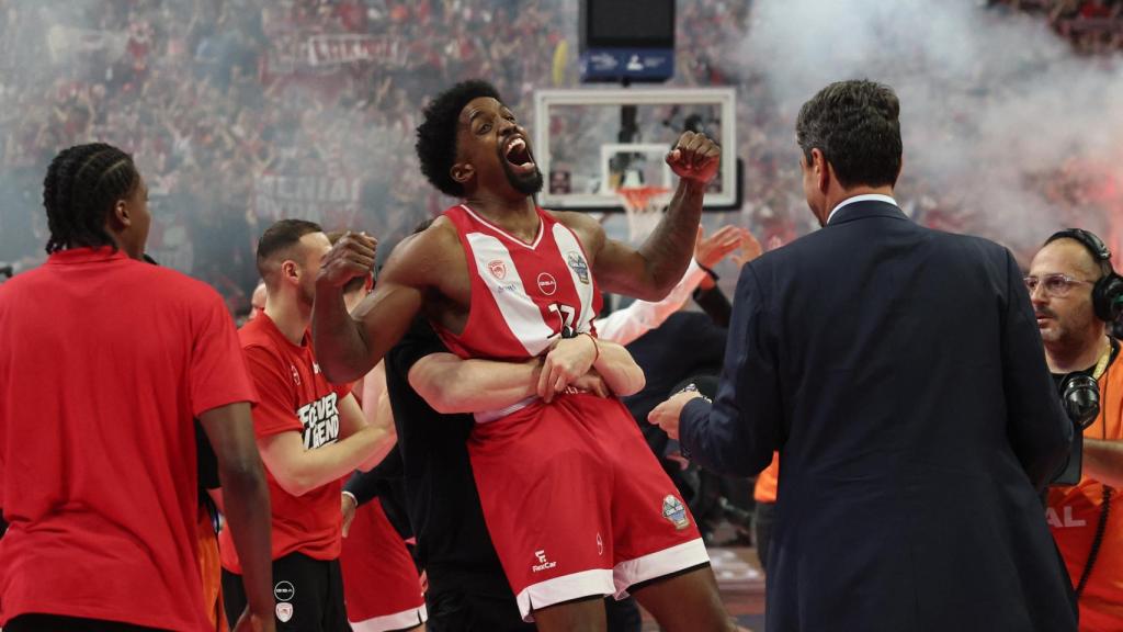 Shaquielle McKissic celebra la victoria de Olympiacos en la final de la Euroliga.