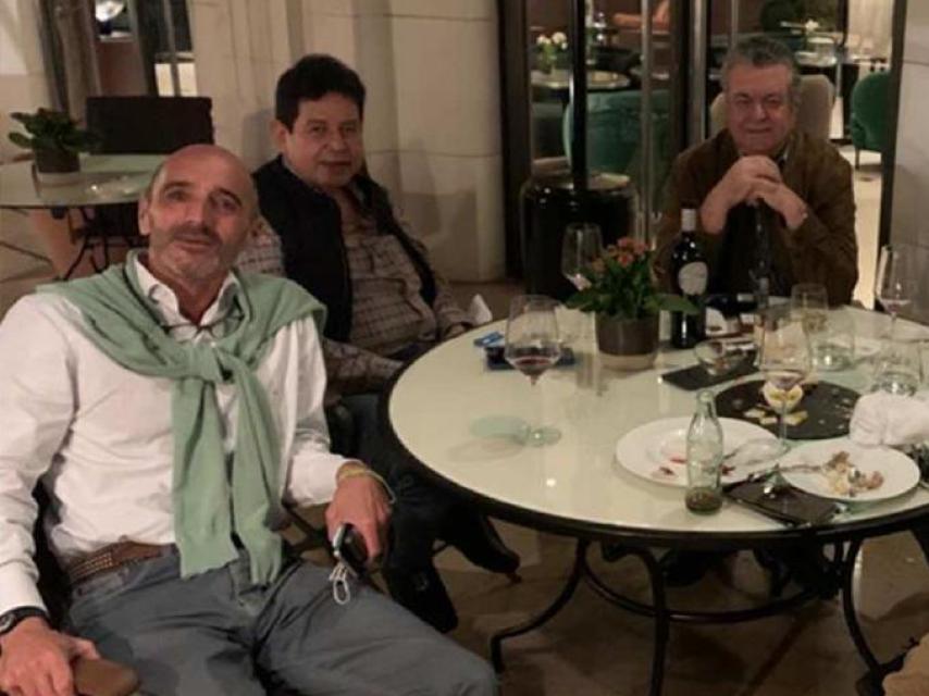 Julio Martínez Martínez, Julio Martínez Sola y Roberto Roselli, junto a algunos de los mensajes recabados por la UDEF.