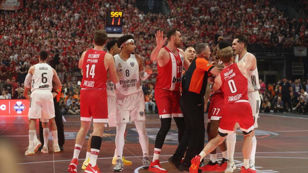 Hezonja protesta una de las decisiones arbitrales polémicas de la final de la Euroliga.