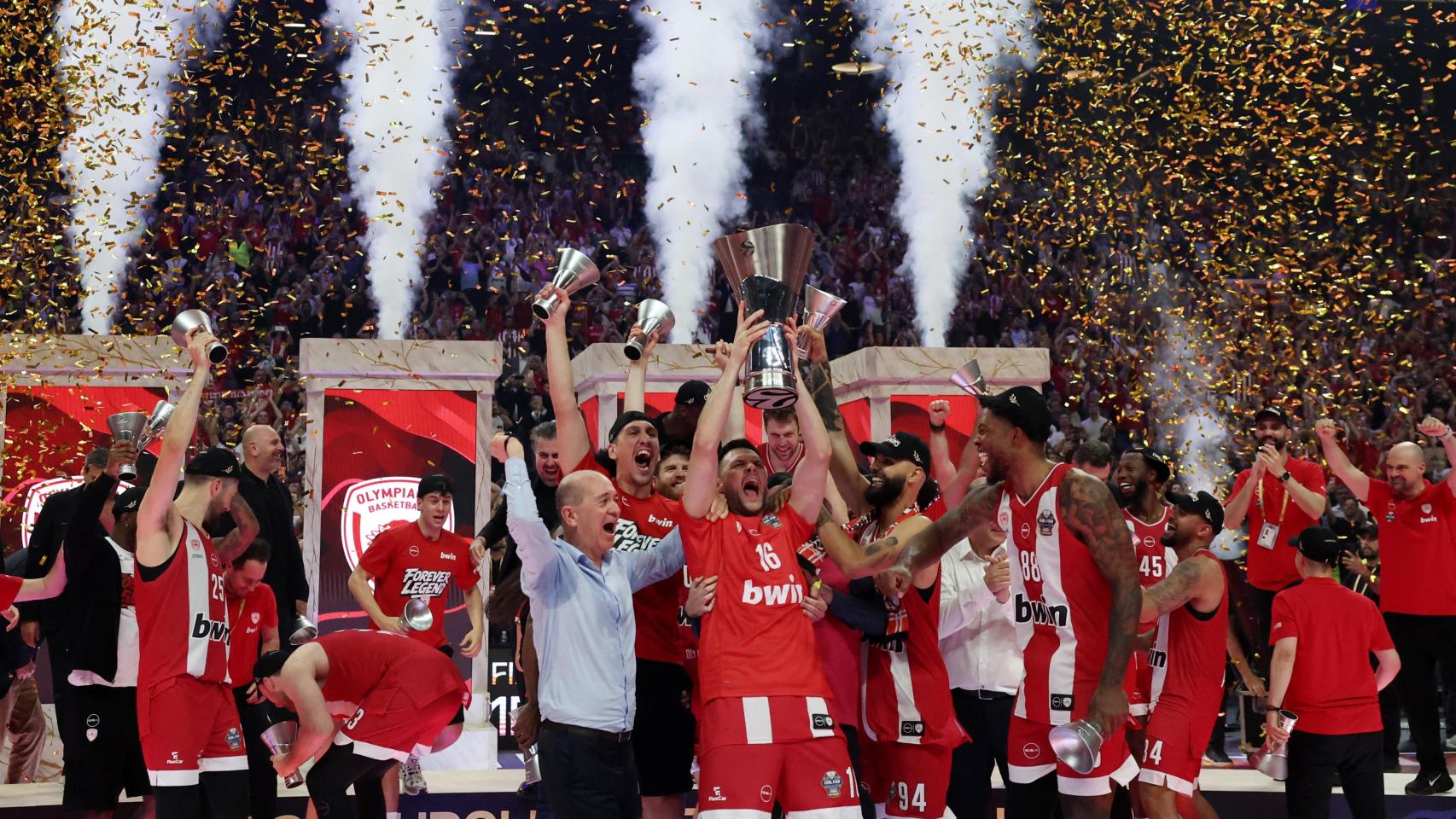 El Olympiacos celebra su cuarto título de la Euroliga, conquistado en Atenas.