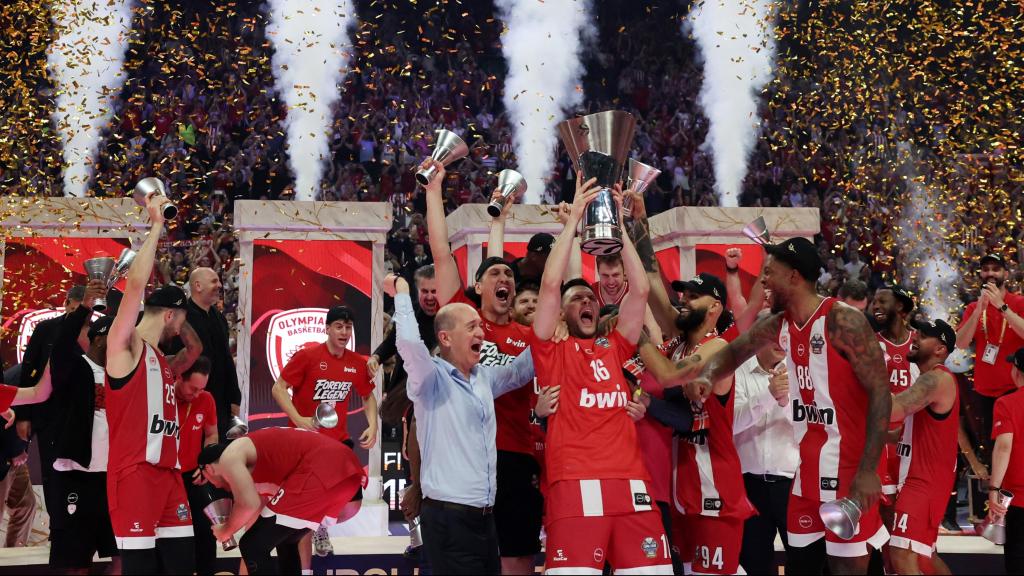 El Olympiacos celebra su cuarto título de la Euroliga, conquistado en Atenas.