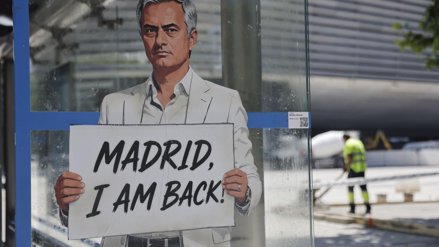 La figura de Mourinho, en una marquesina de los aledaños del Bernabéu.