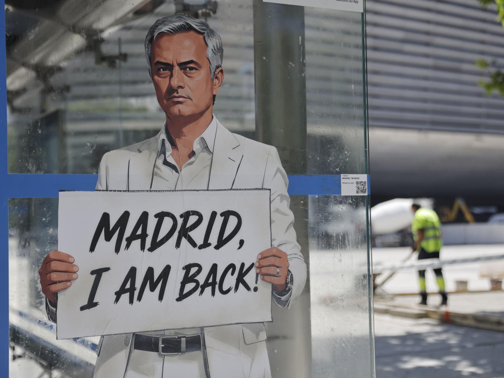 La figura de Mourinho, en una marquesina de los aledaños del Bernabéu.
