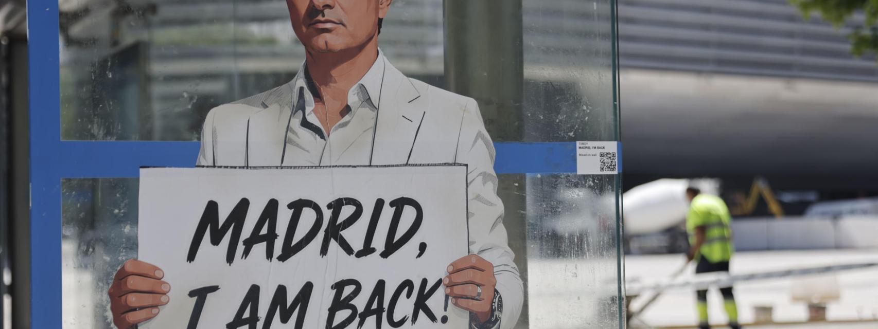 La figura de Mourinho, en una marquesina de los aledaños del Bernabéu.