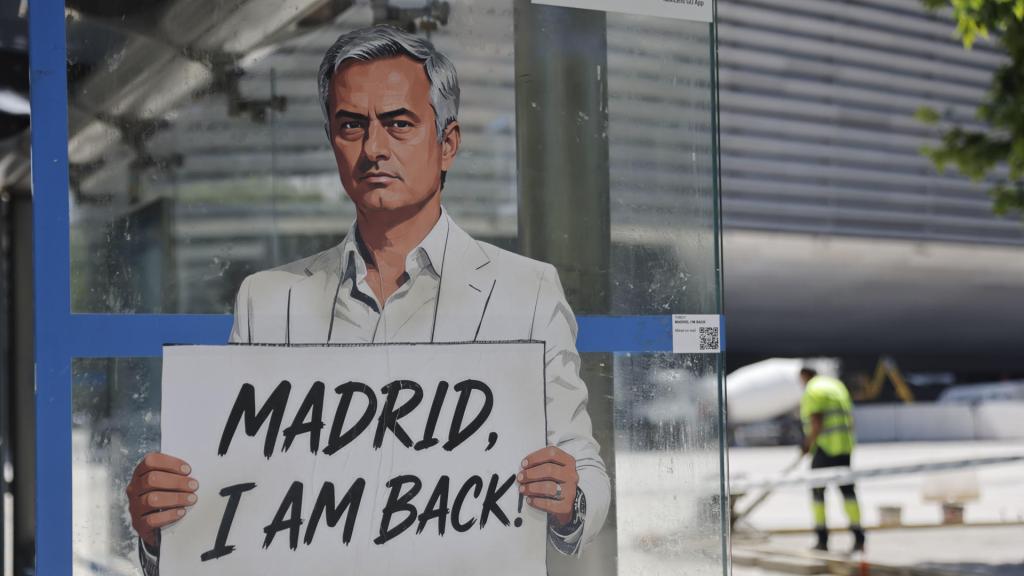La figura de Mourinho, en una marquesina de los aledaños del Bernabéu.