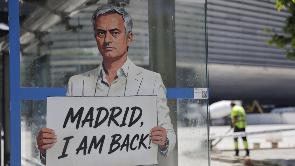 La figura de Mourinho, en una marquesina de los aledaños del Bernabéu.
