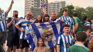Aficionados del Dépor celebran el ascenso a Primera División en la fuente de Cuatro Caminos