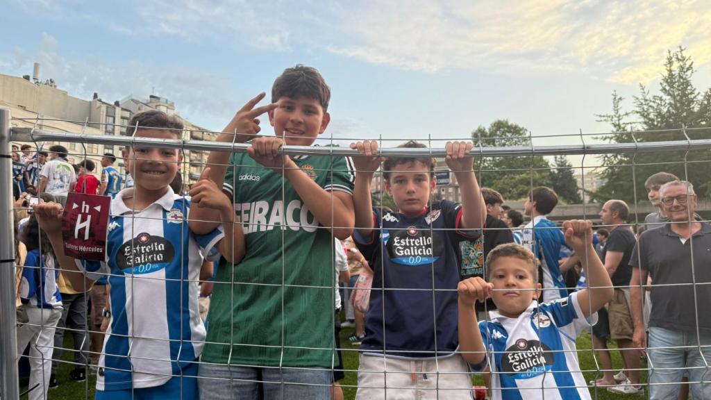 Niños deportivistas celebran el ascenso del Dépor a Primera División en Cuatro Caminos