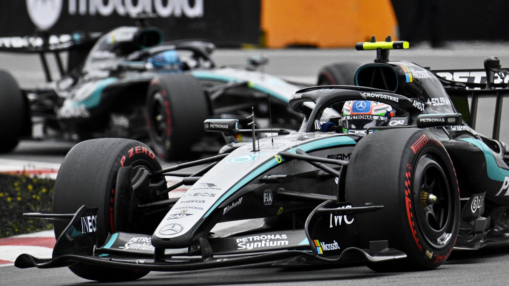 Kimi Antonelli, por delante de Russell durante el GP de Canadá.