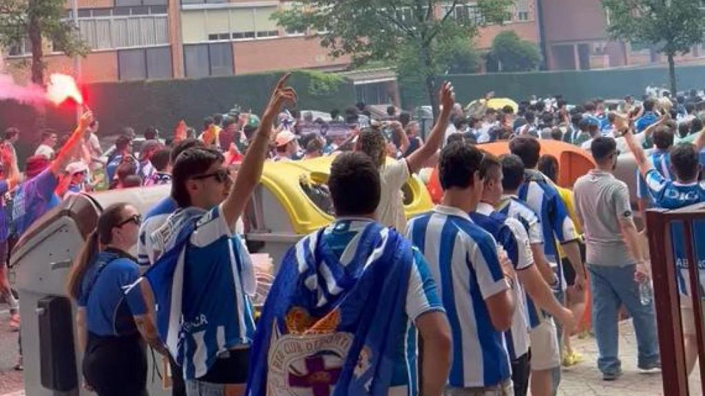 Los aficionados del Deportivo de La Coruña en las calles de Valladolid, este domingo