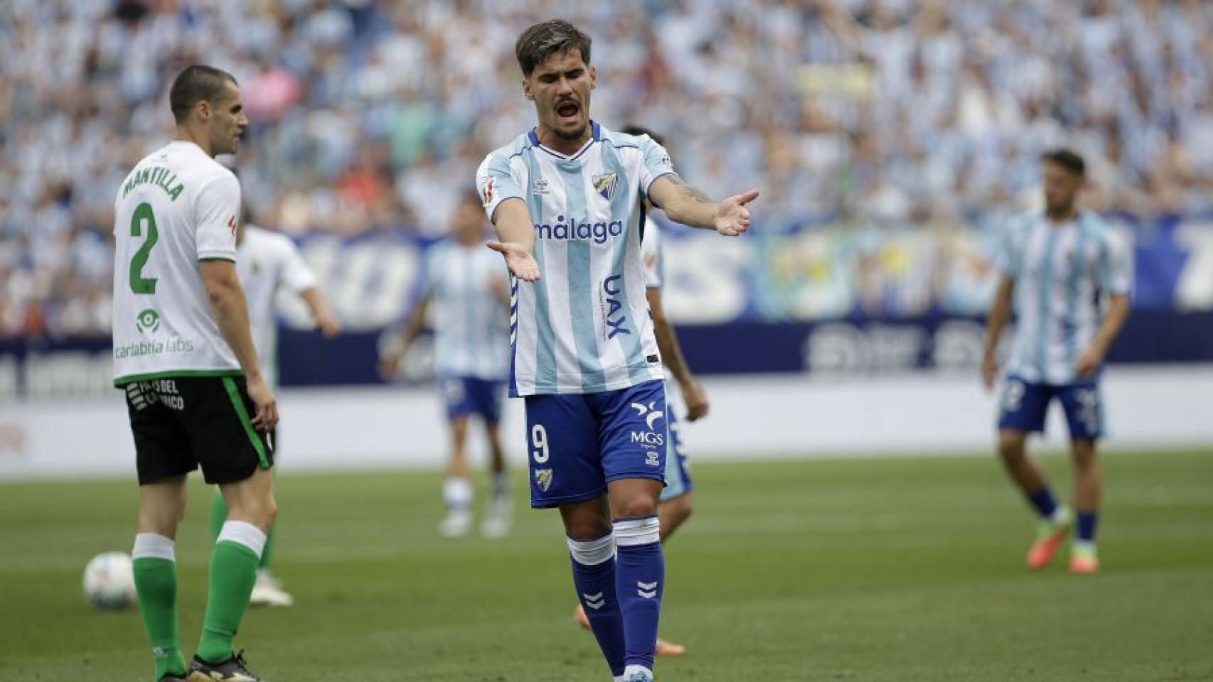 Chupe se lamenta durante el Málaga CF vs. Racing de Santander