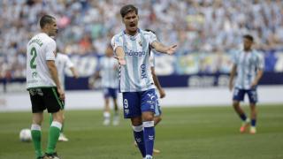 Chupe se lamenta durante el Málaga CF vs. Racing de Santander