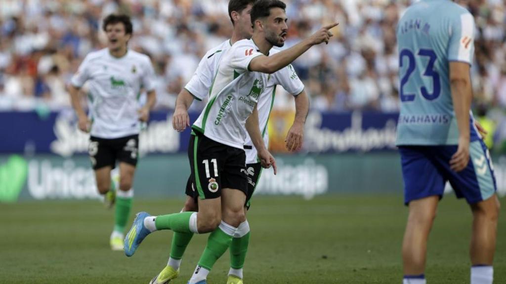 Andrés celebra el gol del Racing de Santander en La Rosaleda.