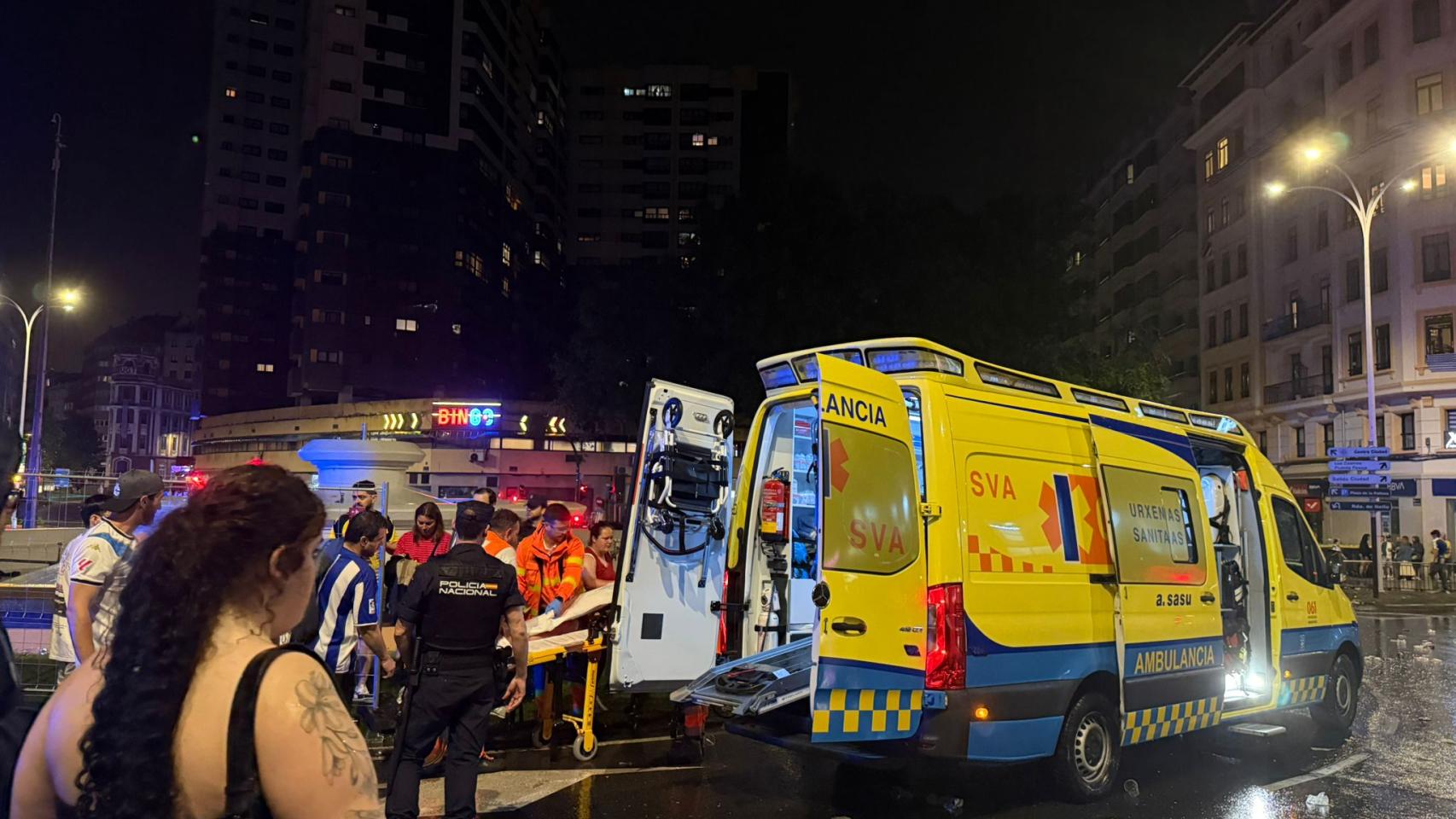 Efectivos sanitarios y Policía Nacional intervienen en una de las incidencias registradas durante la celebración del ascenso del Dépor en Cuatro Caminos