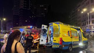 Efectivos sanitarios y Policía Nacional intervienen en una de las incidencias registradas durante la celebración del ascenso del Dépor en Cuatro Camino