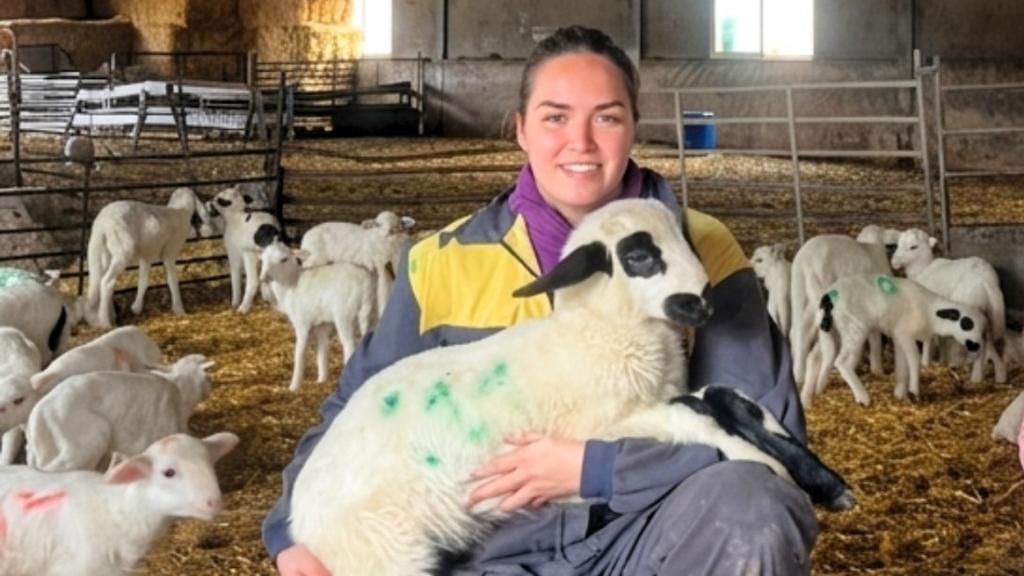 Irene junto a sus ovejas.