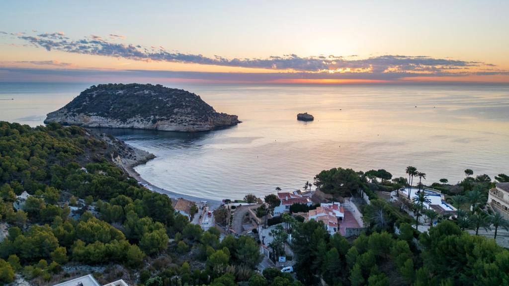 Amanecer sobre Cala del Portitxol y la isla de Portichol en Javea, España