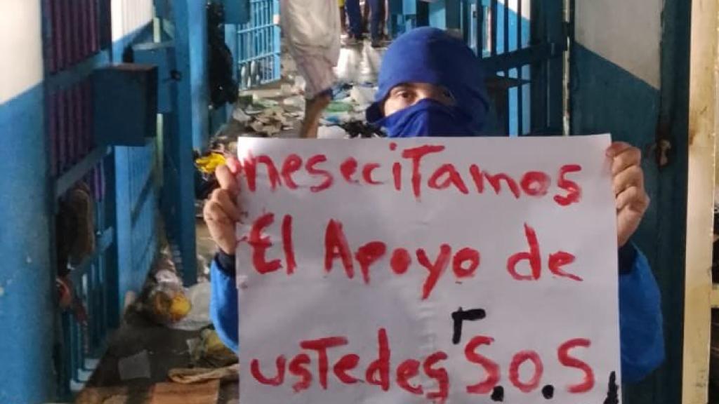 Preso del Internado Judicial de Barinas (Injuba) solicitando ayuda a través de una pancarta.
