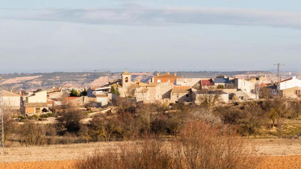 El pueblo de Castejón desde una perspectiva lejana.
