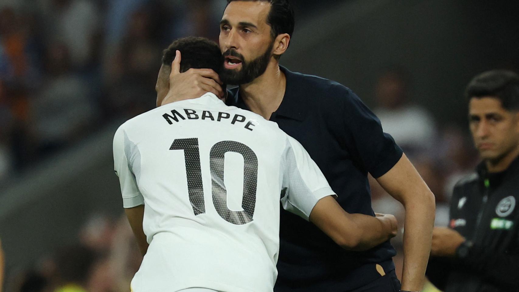 Arbeloa se abraza con Mbappé.