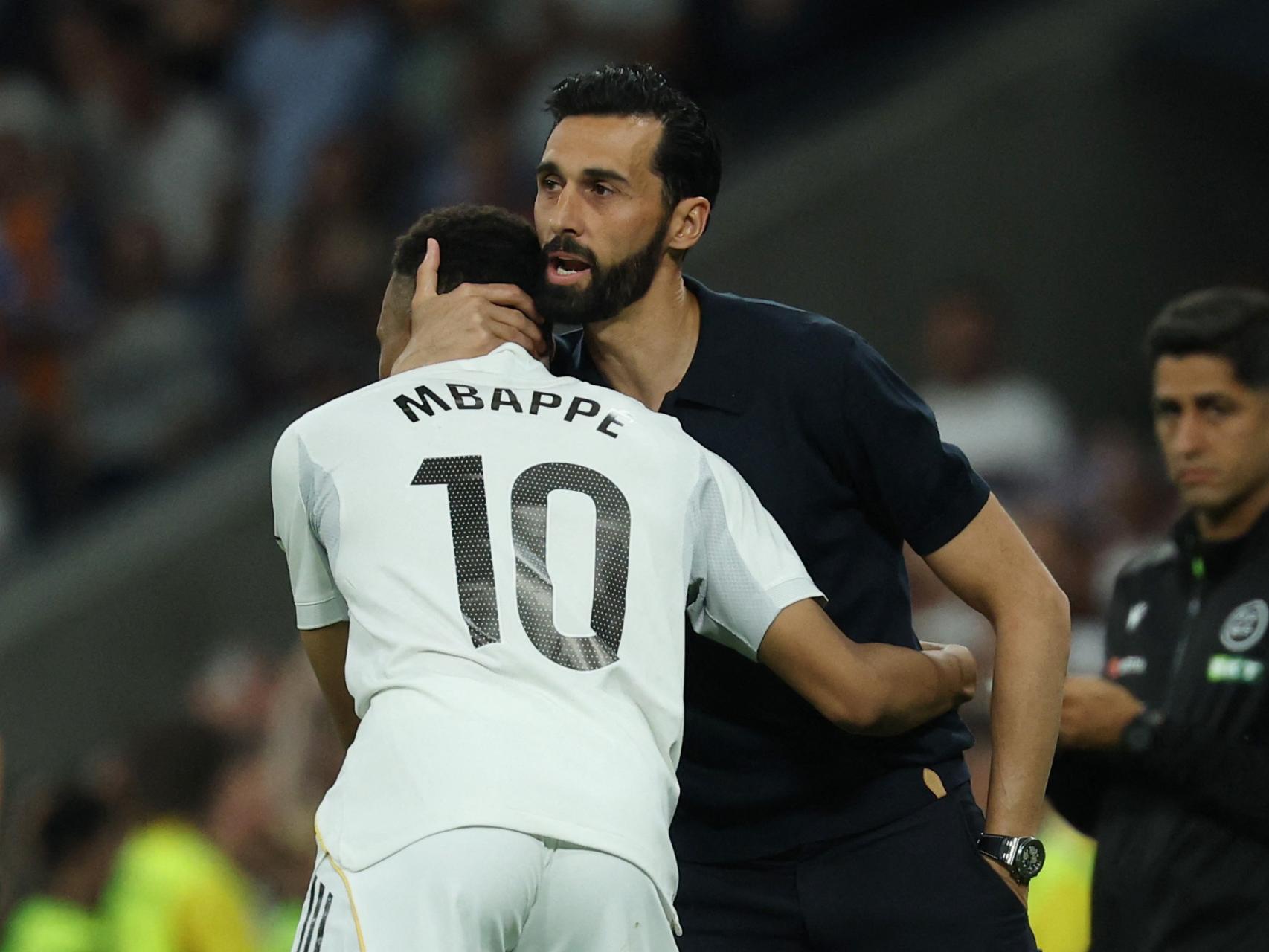 Arbeloa se abraza con Mbappé.