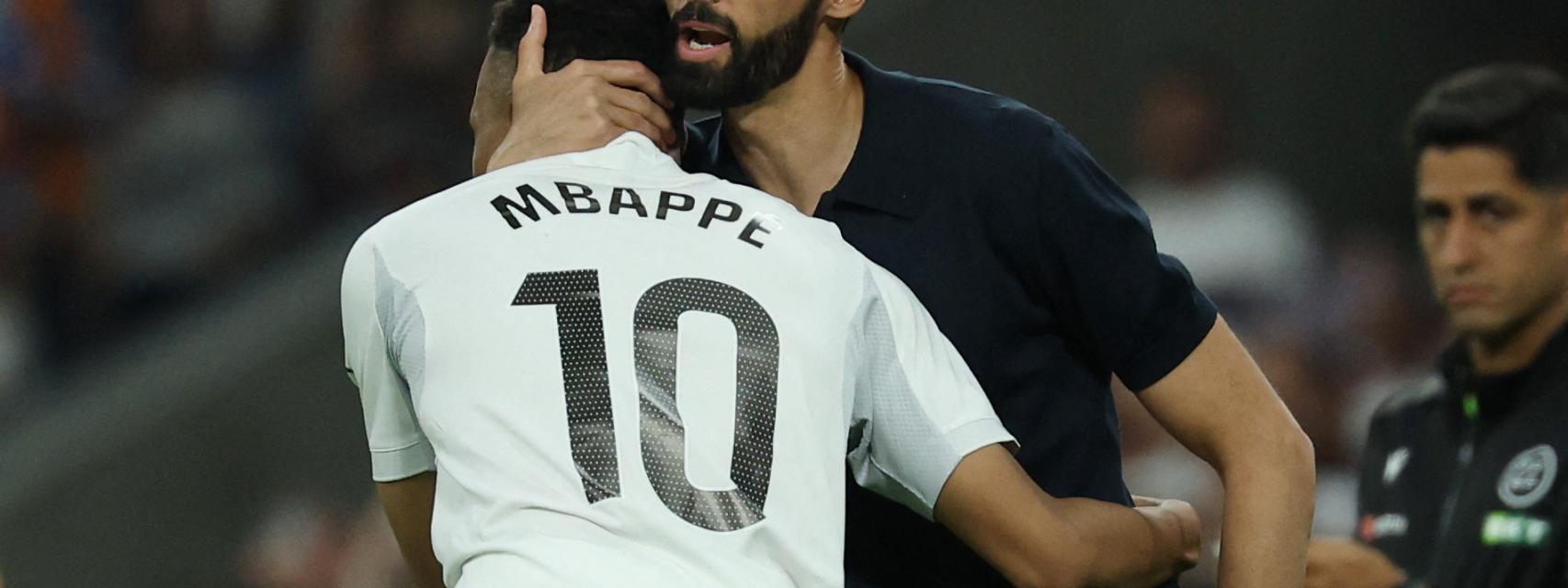 Arbeloa se abraza con Mbappé.
