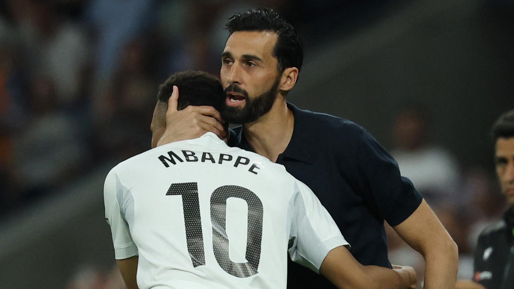 Arbeloa se abraza con Mbappé.