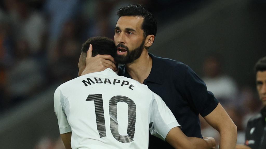 Arbeloa se abraza con Mbappé.