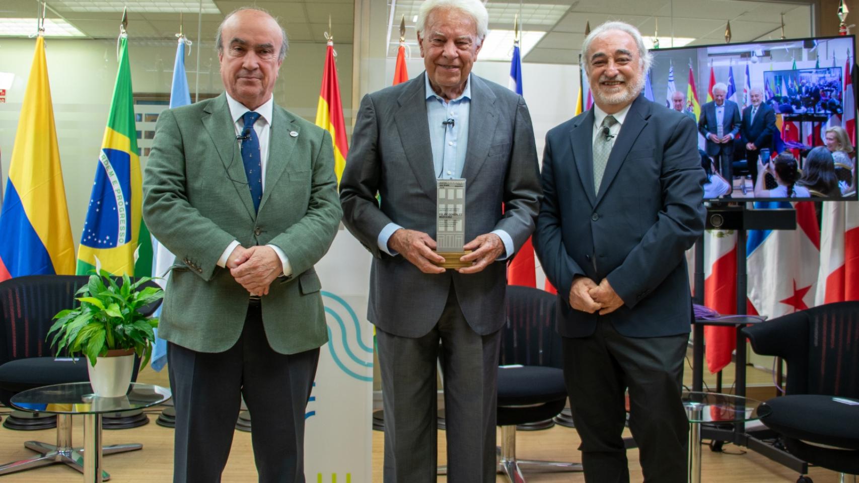 Felipe González posa con el premio junto a Mariano Jabonero (izquieda) y Héctor Shalom (derecha).