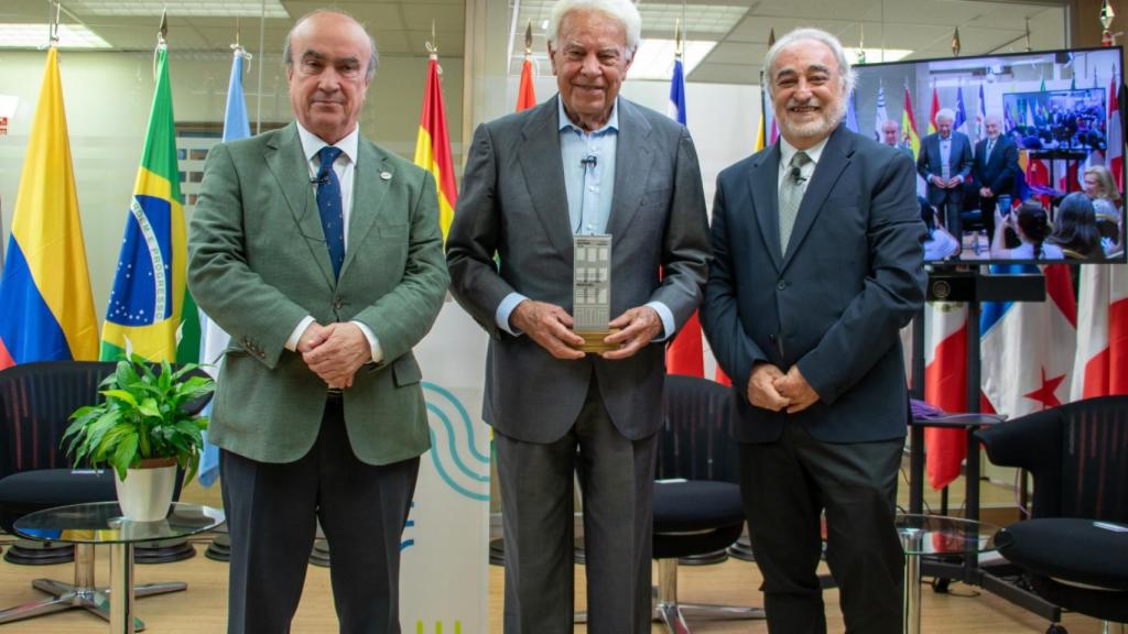 Felipe González posa con el premio junto a Mariano Jabonero (izquieda) y Héctor Shalom (derecha).