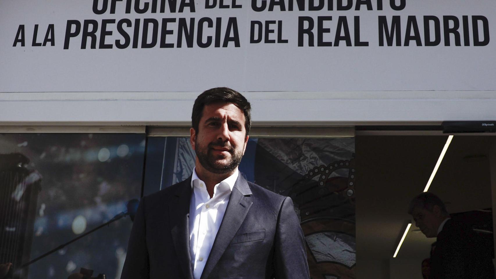 Enrique Riquelme, frente a su sede electoral.