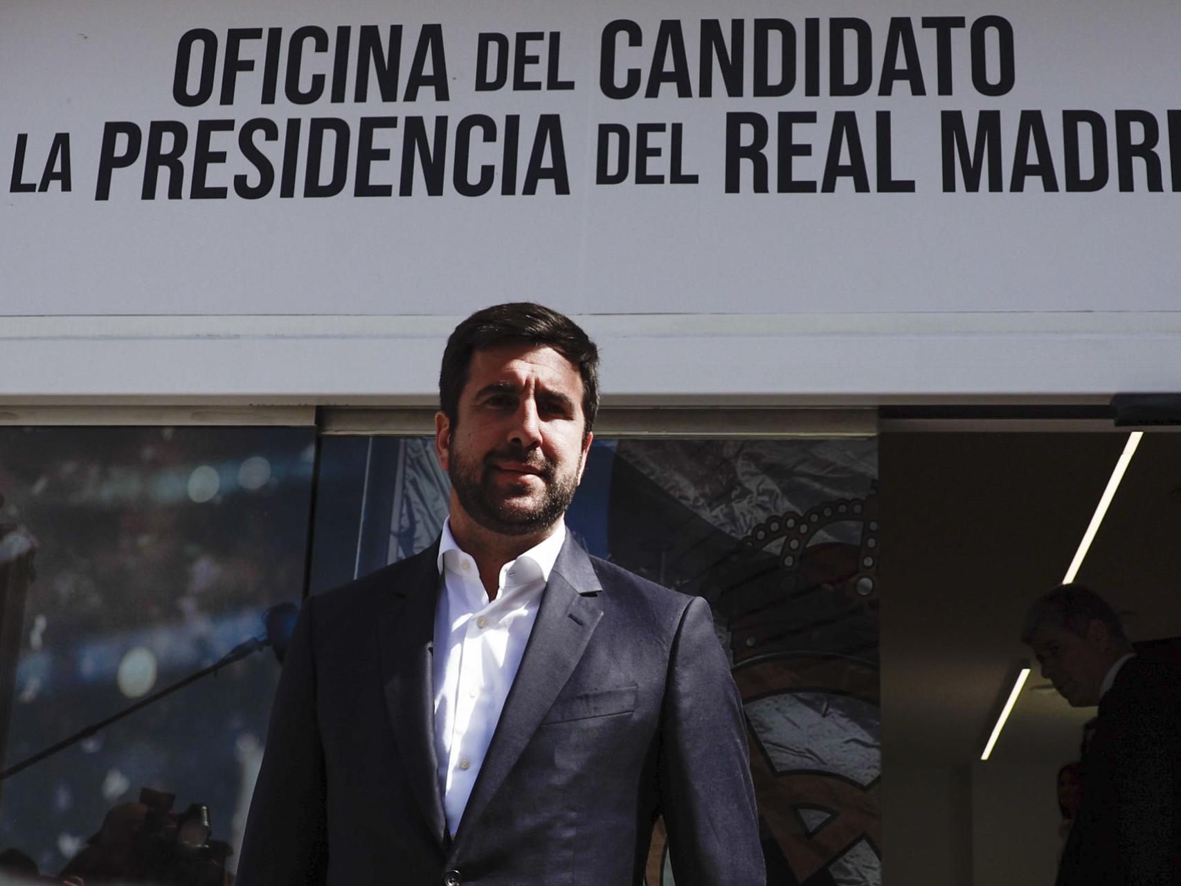 Enrique Riquelme, frente a su sede electoral.