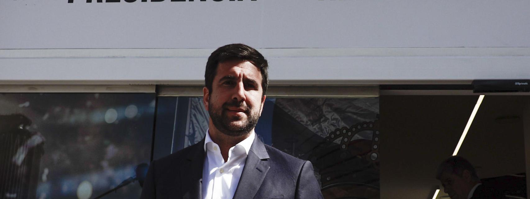 Enrique Riquelme, frente a su sede electoral.