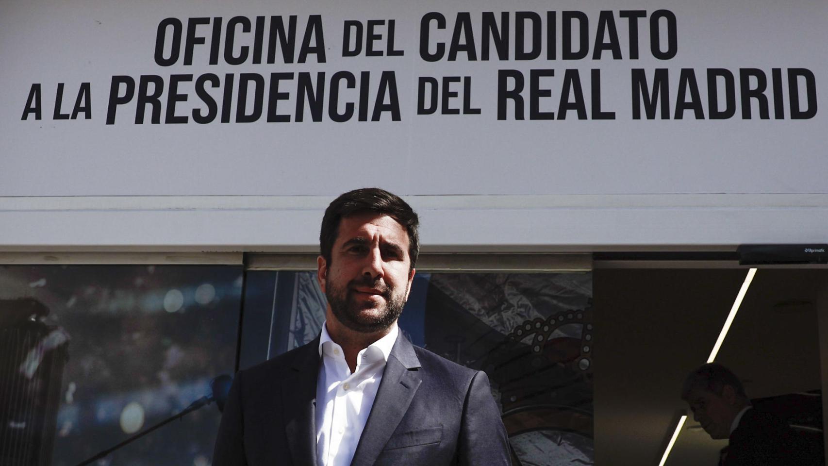 Enrique Riquelme, frente a su sede electoral.
