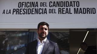 Enrique Riquelme, frente a su sede electoral.