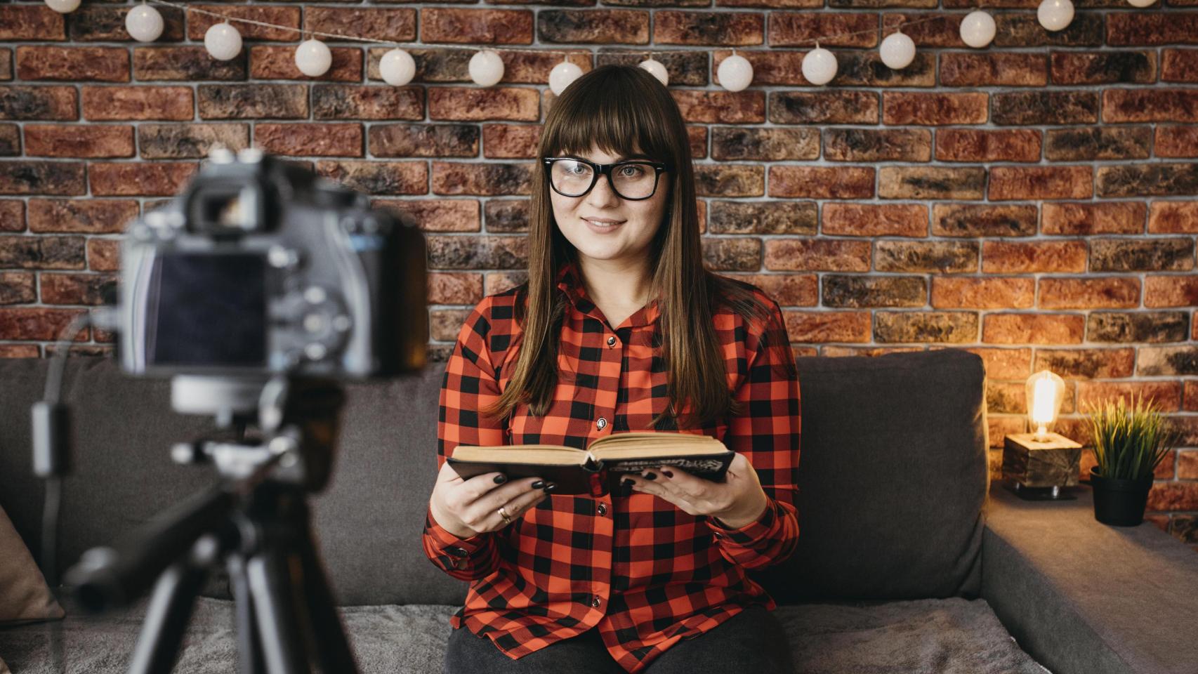 La llegada de redes visuales como TikTok o Instagram ha creado el mandarinato monstruoso de los 'influencers'. Foto: Freepik