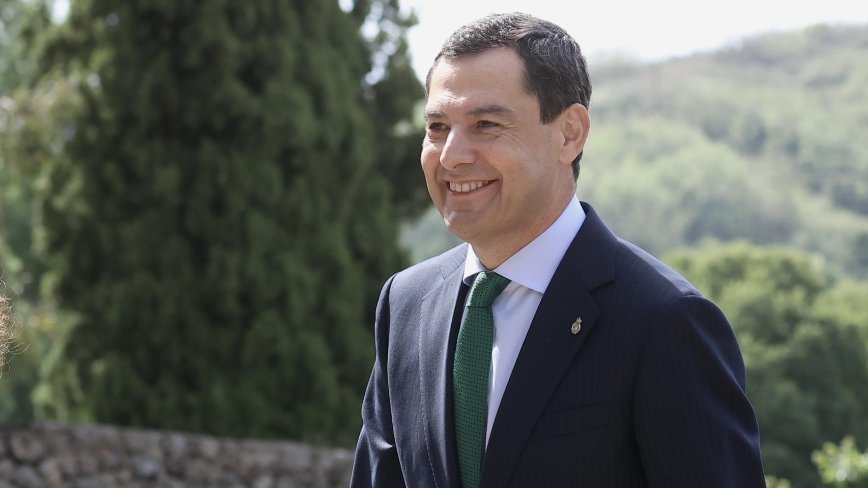 Juanma Moreno, presidente de la Junta de Andalucía en funciones, a su llegada a la entrega del Premio Carlos V.