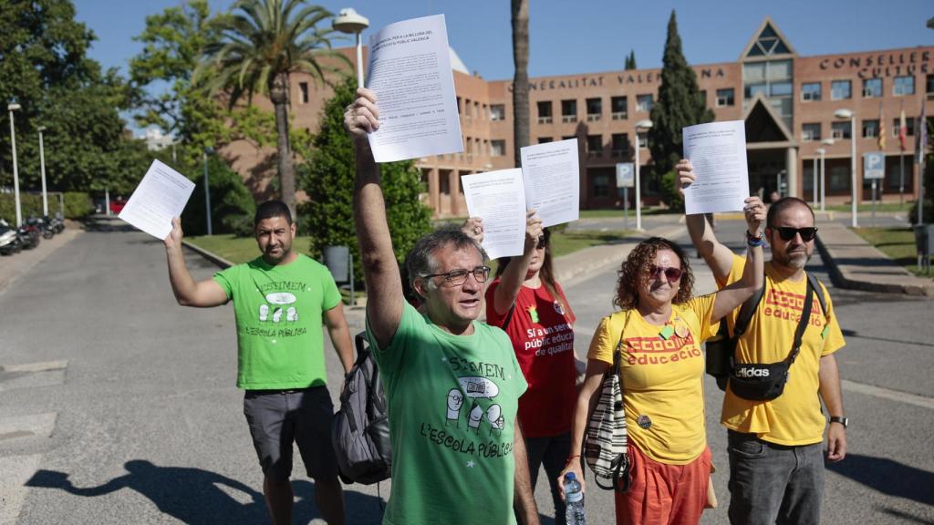 Los portavoces de los sindicatos a la puerta de la Conselleria de Educación este lunes. Biel Aliño / EFE