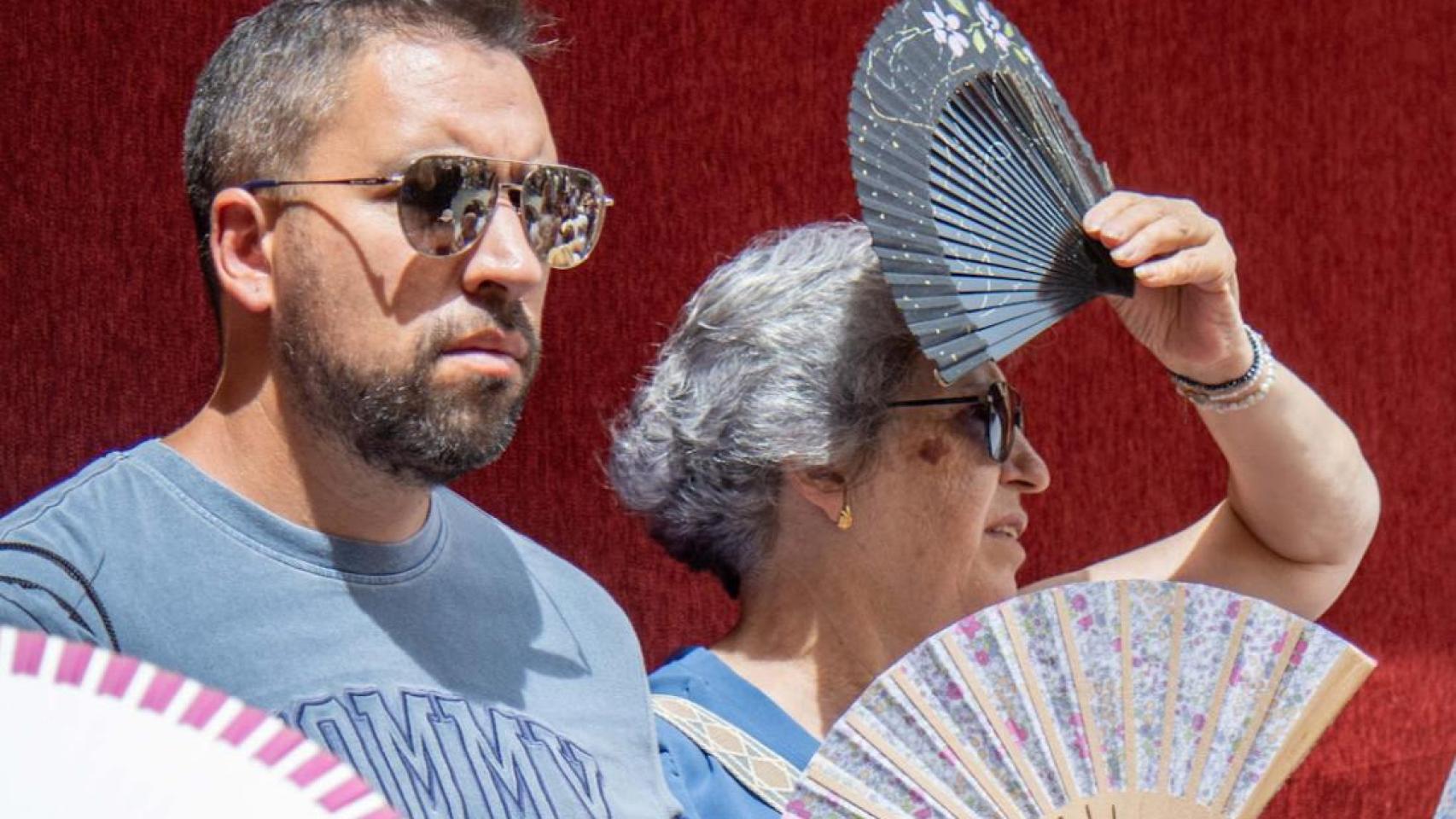 Dos personas al sol.