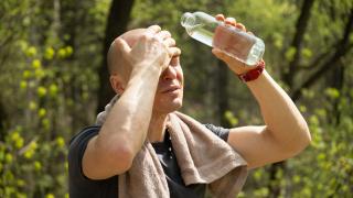 Un hombre se refresca con agua