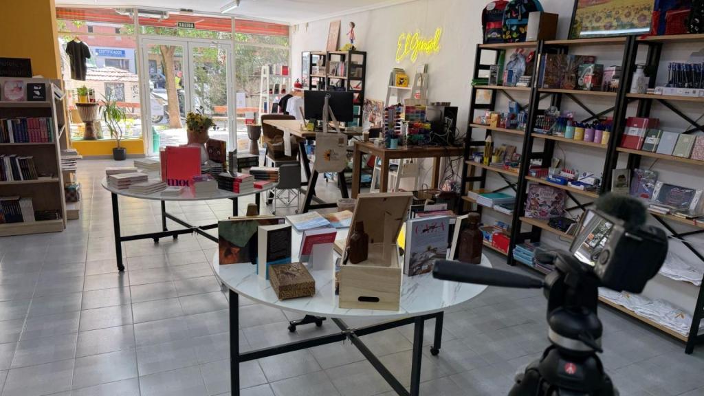 Interior de la librería El Girasol.