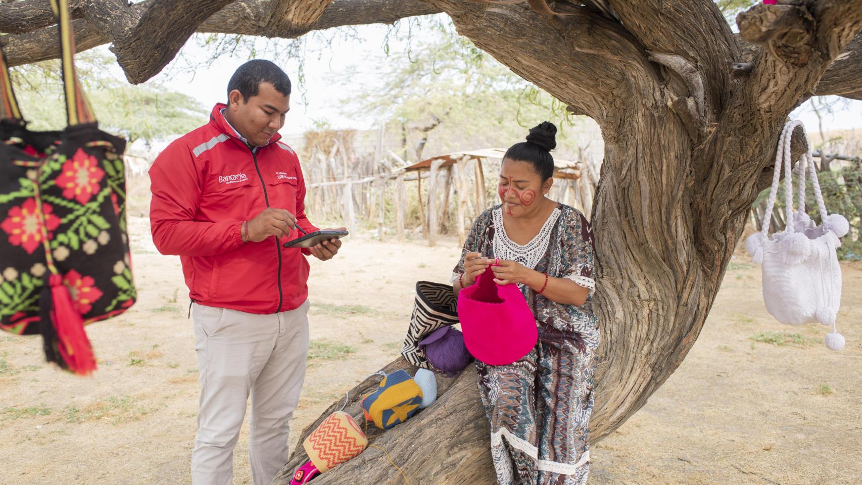 Asesor colombiano en el negocio de confección de mochilas de una emprendedora indígena.