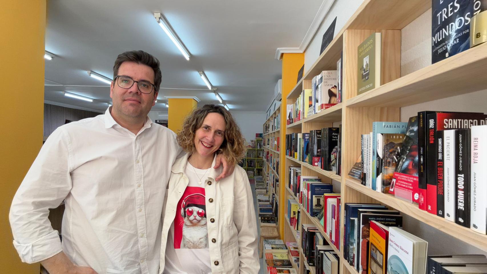 Guillermo y Almudena, propietarios de la librería El Girasol.