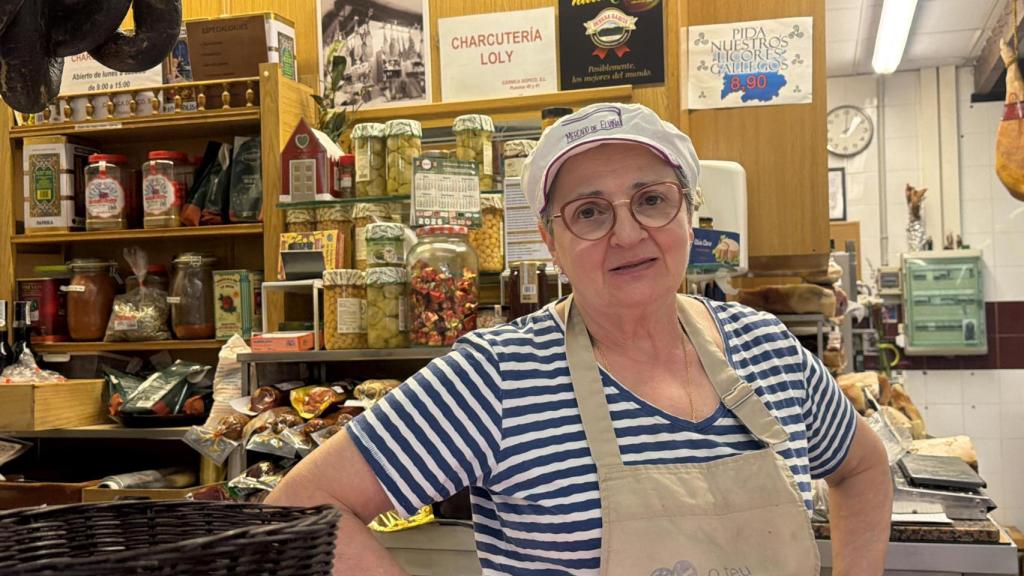 Loli en la Charcutería Loli del mercado de Elviña