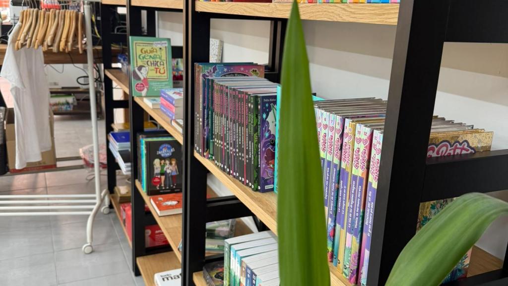 Estantería de la librería ubicada en Cuenca.