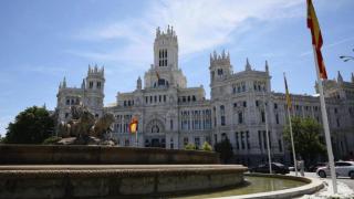 Vista de la Plaza de Cibeles en Madrid, donde comienzan los preparativos y adornos con motivo de la próxima visita del Papa. 