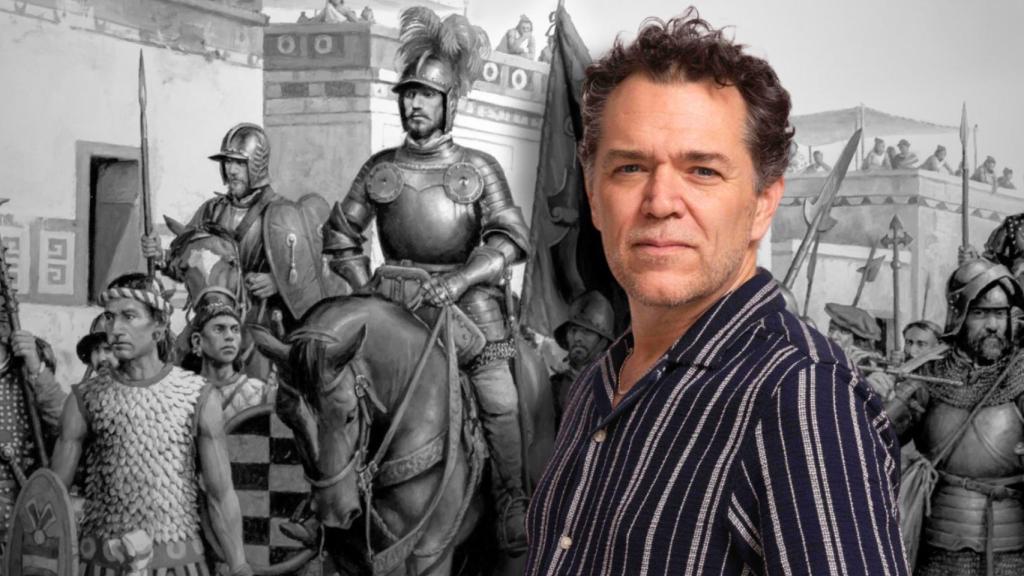 El historiador mexicano Juan Miguel Zunzunegui. Al fondo, ilustración de Hernán Cortés entrando en Tenochtitlan, usada en la portada de su libro 'Hernán Cortés. Encuentro y conquista' (La Esfera de los Libros)